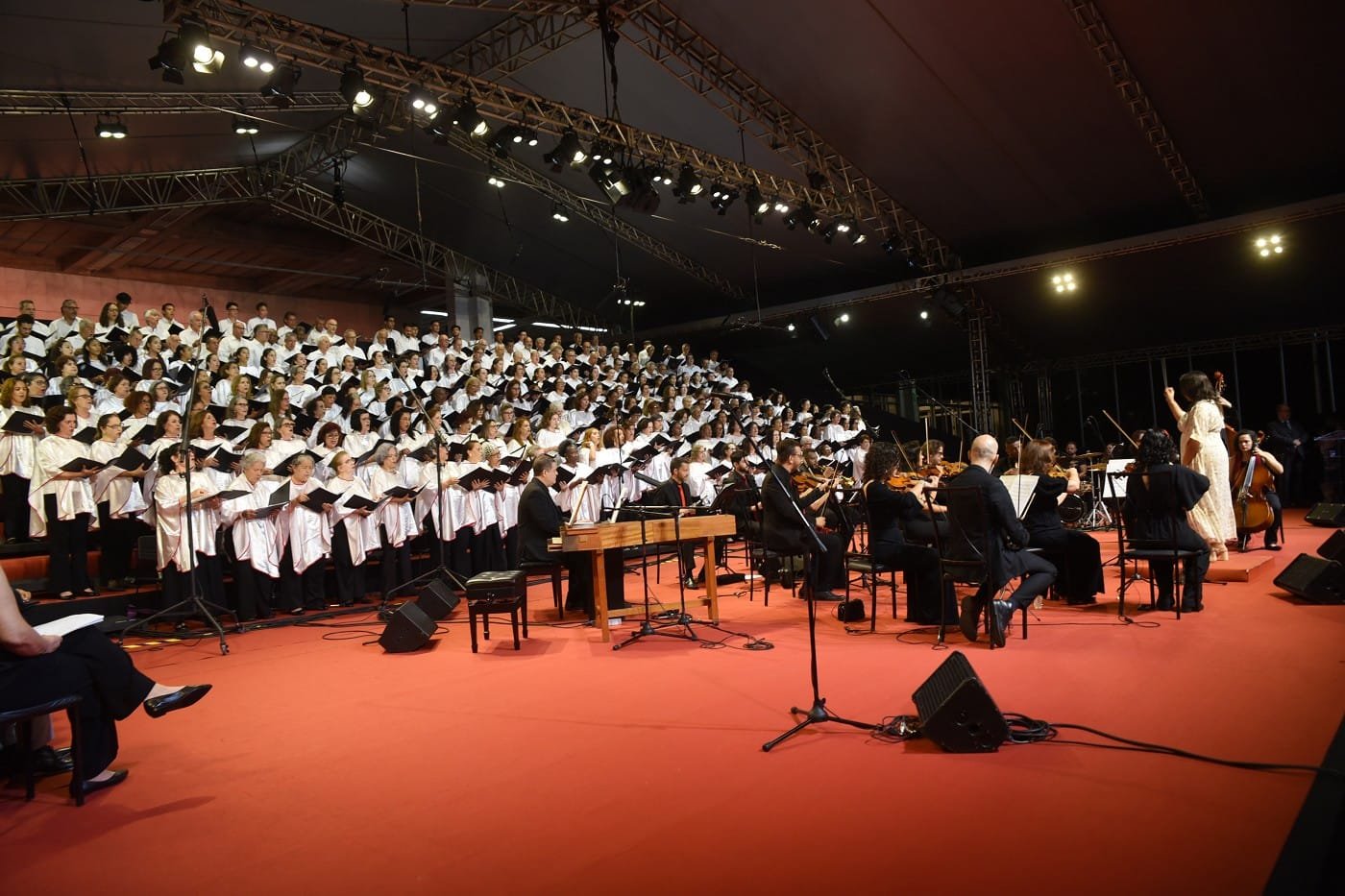 Em clima de emoção, Cantata de Natal é acompanhada por cerca de mil pessoas