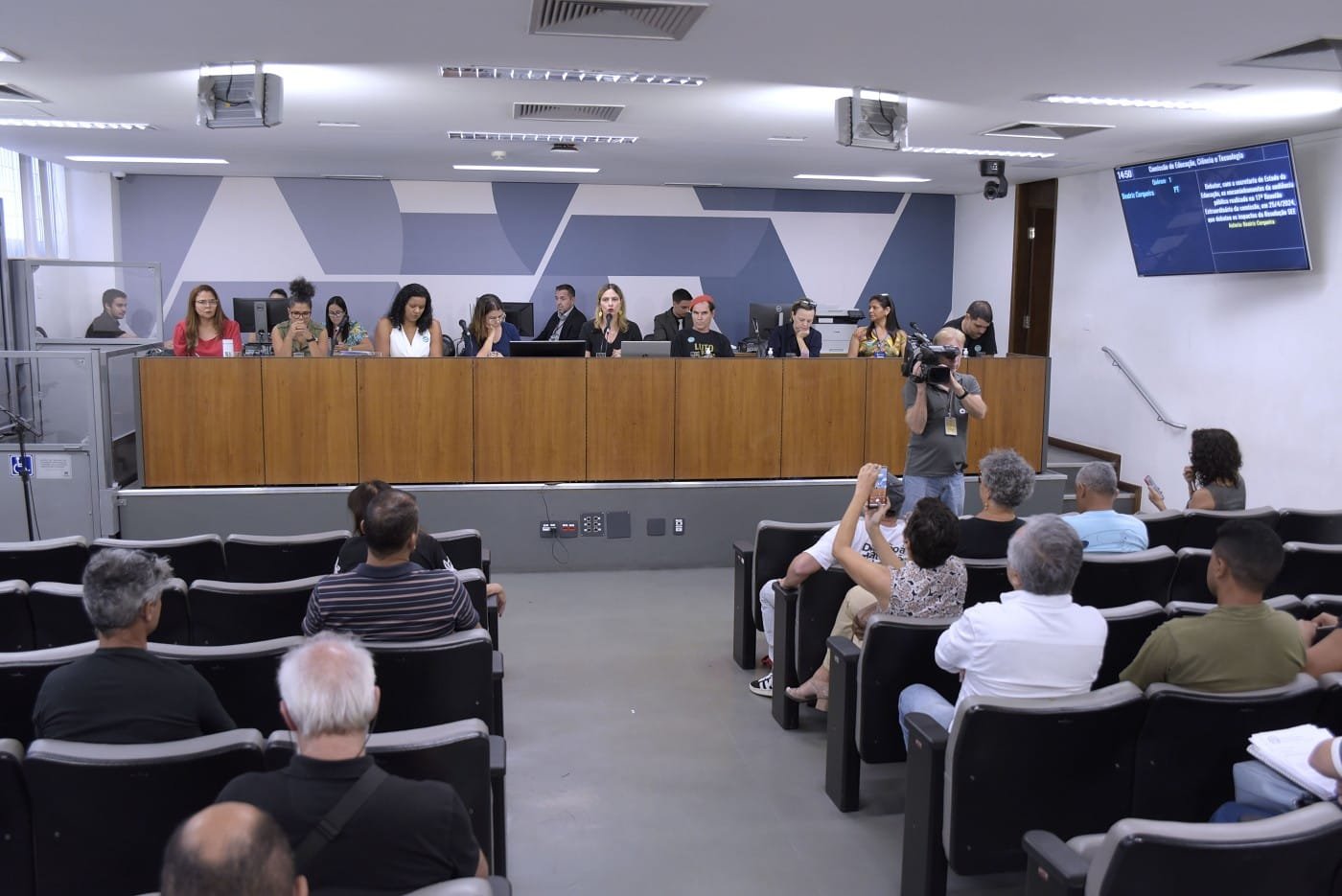 Deputada e subsecretária de Educação divergiram sobre a conveniência de uma carga horária com 80% de ensino não presencial nos Cesecs