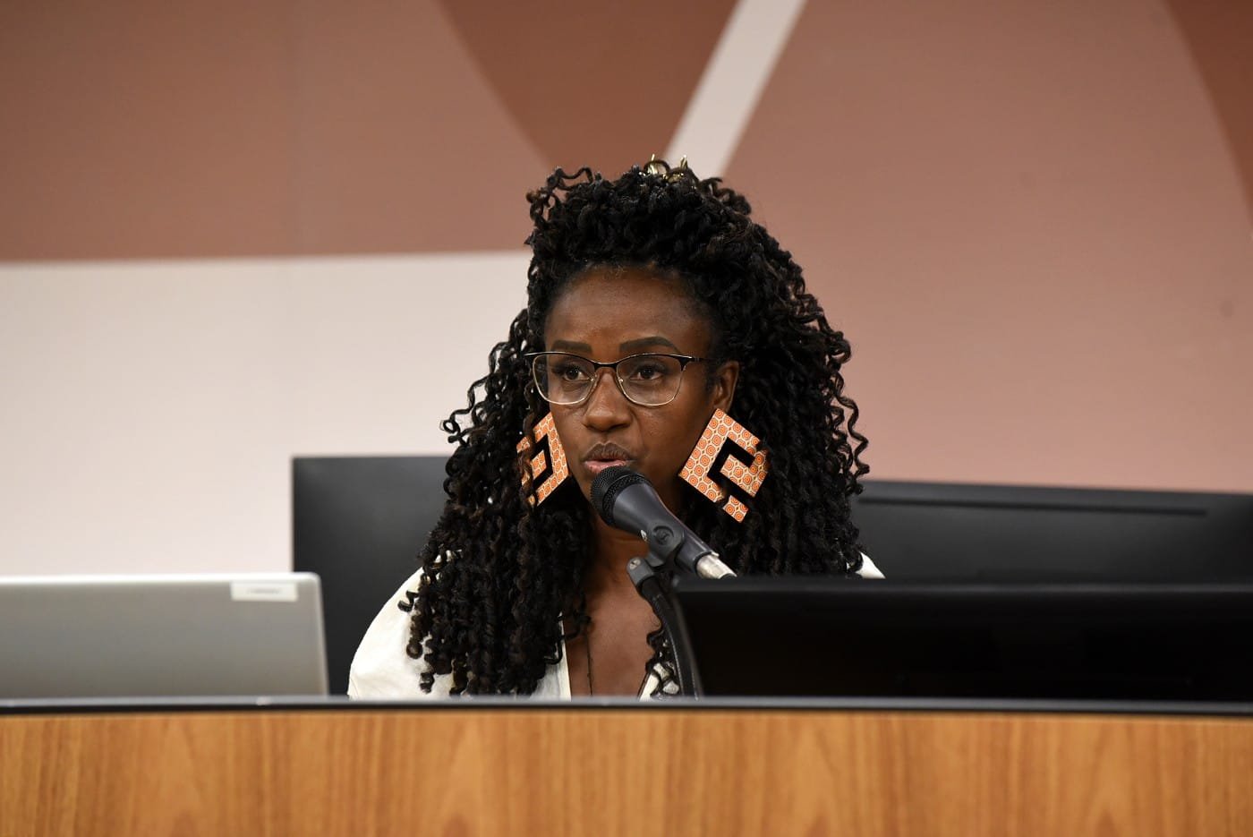 Comissão de Direitos Humanos lamenta falta de investimentos na área 1 Deputada Andréia lembrou que Direitos Humanos são um acordo internacional para proporcionar a dignidade às pessoas