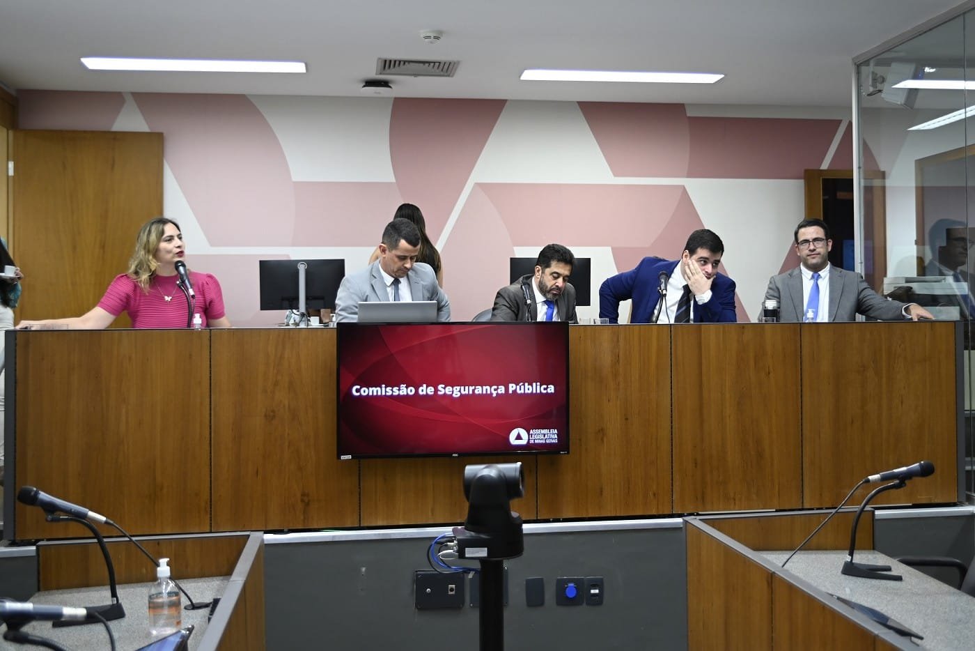 Projeto sobre segurança armada em escolas tem votação adiada