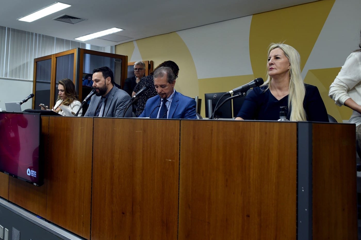 Deputados também aprovaram relatório sobre a fiscalização do fornecimento de energia no campo