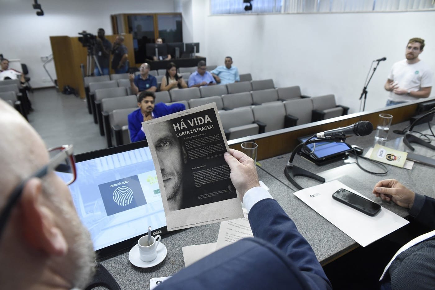 Comissão ainda recebeu fotógrafo Wellington Costa, autor de exposição Há Vida, sobre os impactos da Covid-19
