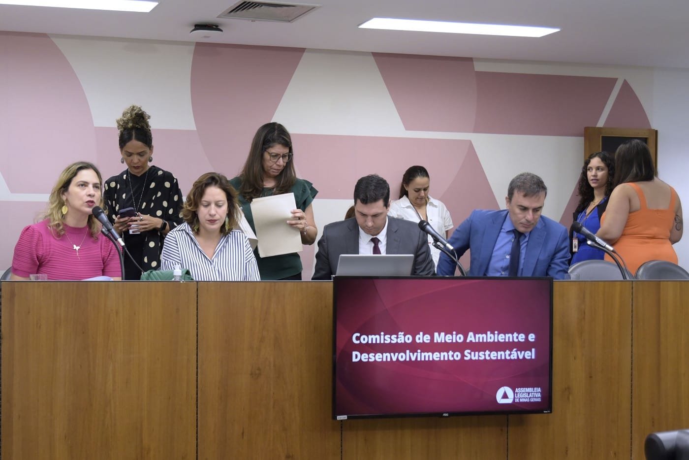 Novas regras para comércio de cães e gatos de raça estão prontas para Plenário 1 Relator e presidente da comissão, deputado Tito Torres (centro), foi favorável à matéria na forma em que passou pelo Plenário em 1º turno