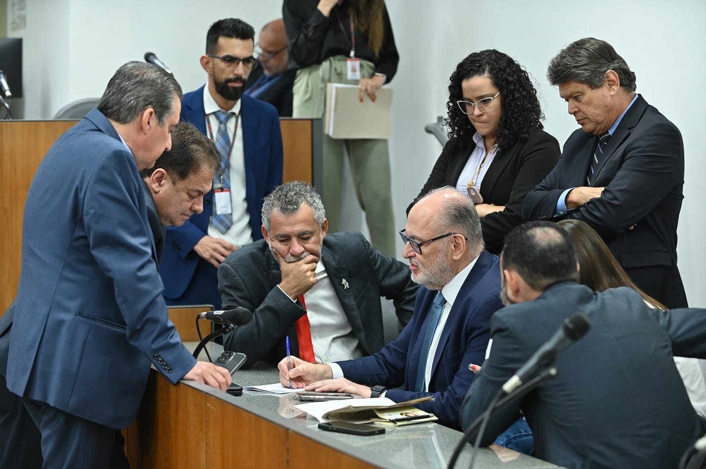 Deficit previsto para o Estado em 2025 sobe para R$ 8,6 bilhões 1 Com a distribuição em avulso (cópias) do parecer, os parlamentares terão mais tempo para chegar a um entendimento quanto aos projetos
