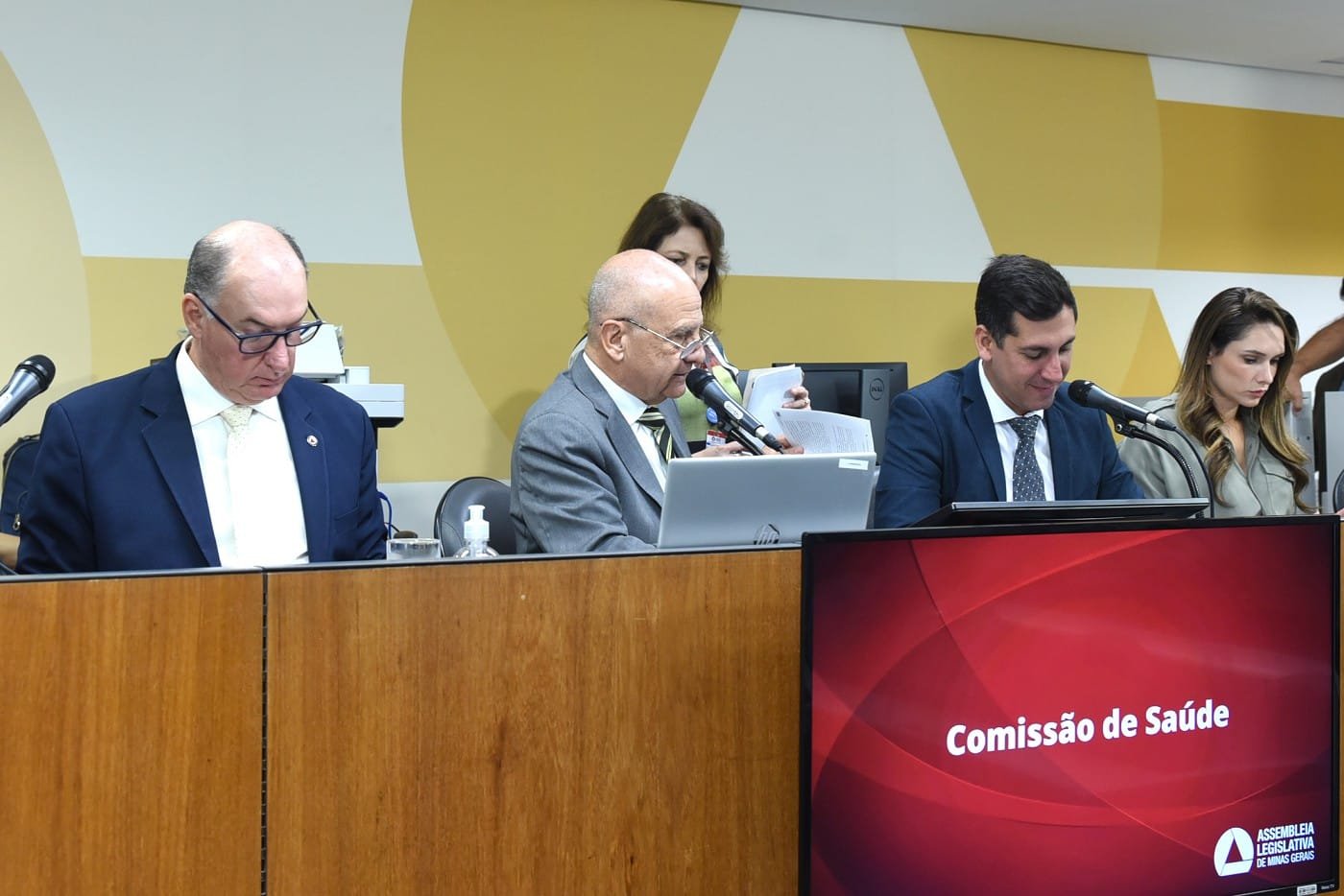 Avançam projetos que tratam de saúde infantil 1 Os dois projetos foram relatados pelo deputado Arlen Santiago (terno cinza); um deles é de autoria do deputado Grego da Fundação