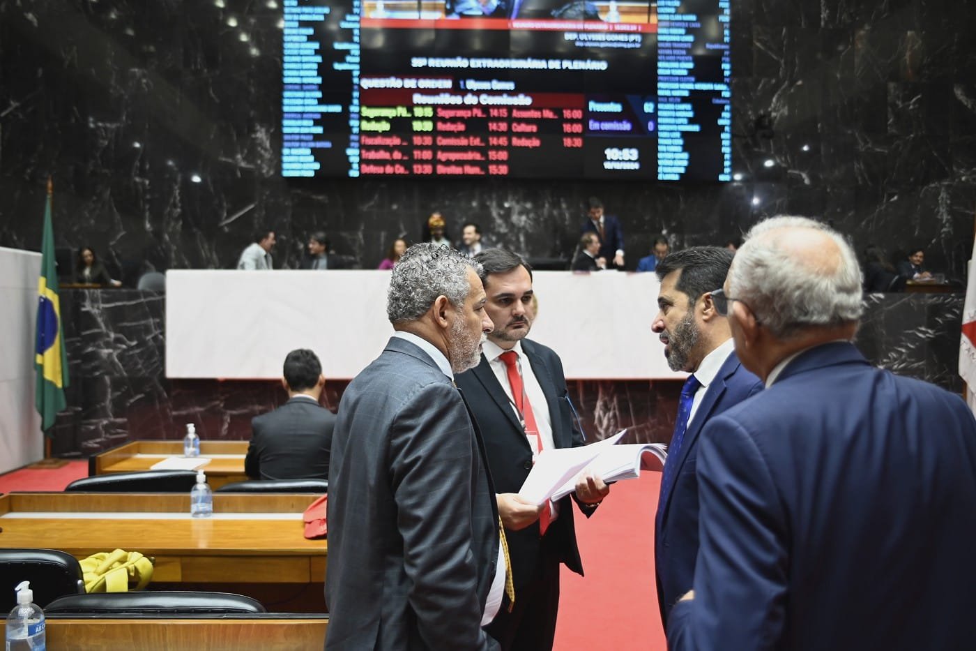 Os deputados votaram diversos projetos na Reunião Extraordinária da manhã desta quarta-feira (18)