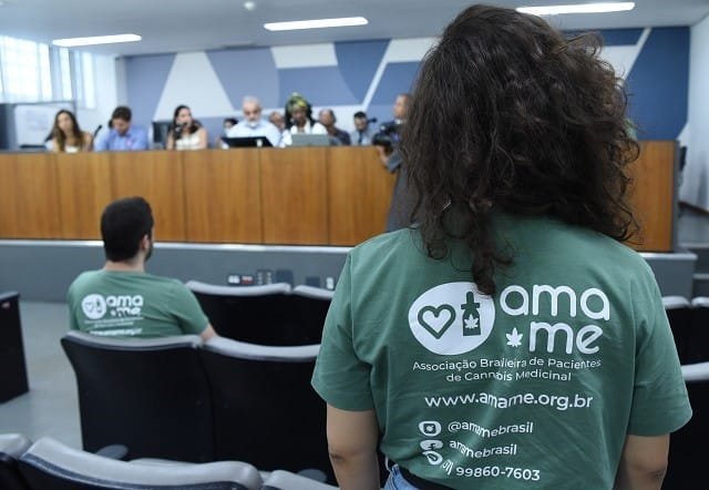 Acesso universal à cannabis é defendido em reunião