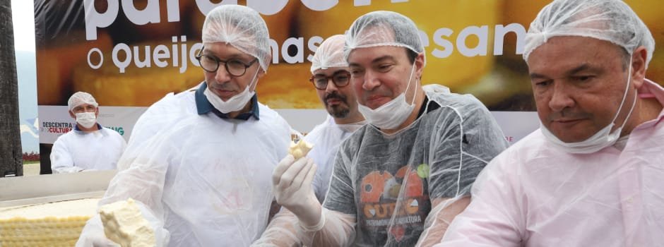 Com maior queijo do mundo, Governo de Minas encerra homenagens aos Modos de Fazer o Queijo Minas Artesanal 1 A apresentação do maior queijo do mundo em Belo Horizonte é o desfecho de uma agenda diversa e descentralizada realizada em dezembro