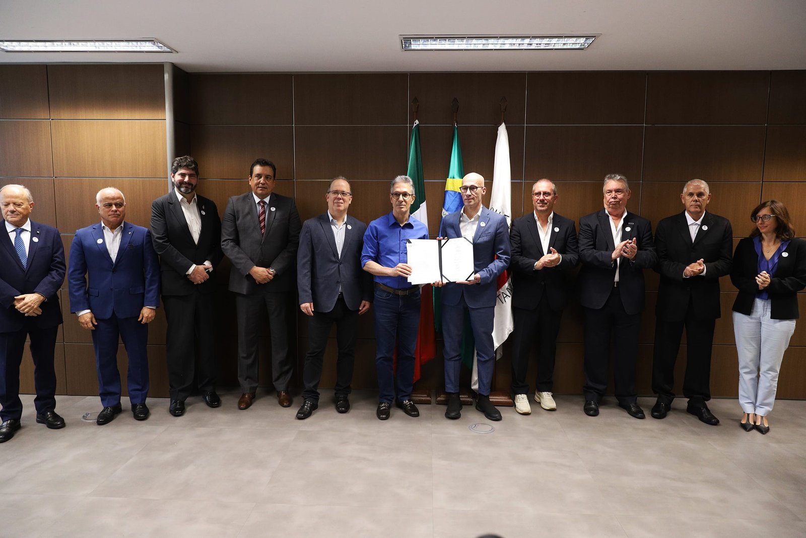 Governo de Minas e empresa italiana da construção civil firmam parceria para reformar casas em comunidade de Belo Horizonte 1 Em cerimônia realizada na Cidade Administrativa, o governador Romeu Zema assinou o protocolo que dá início ao projeto Moradia Saudável