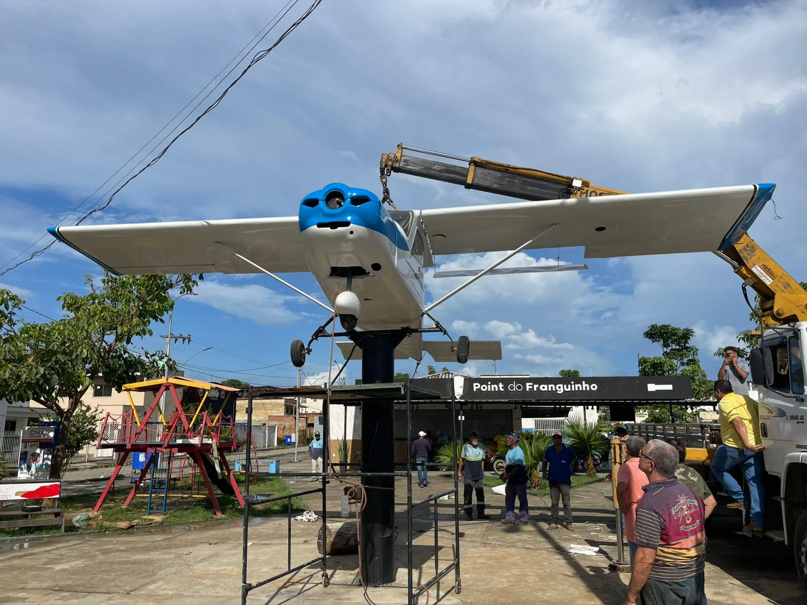 Mantena: Aeronave é instalada na Praça Edite Trindade de Souza Coelho 8 Mantena: Aeronave é instalada na Praça Edite Trindade de Souza Coelho