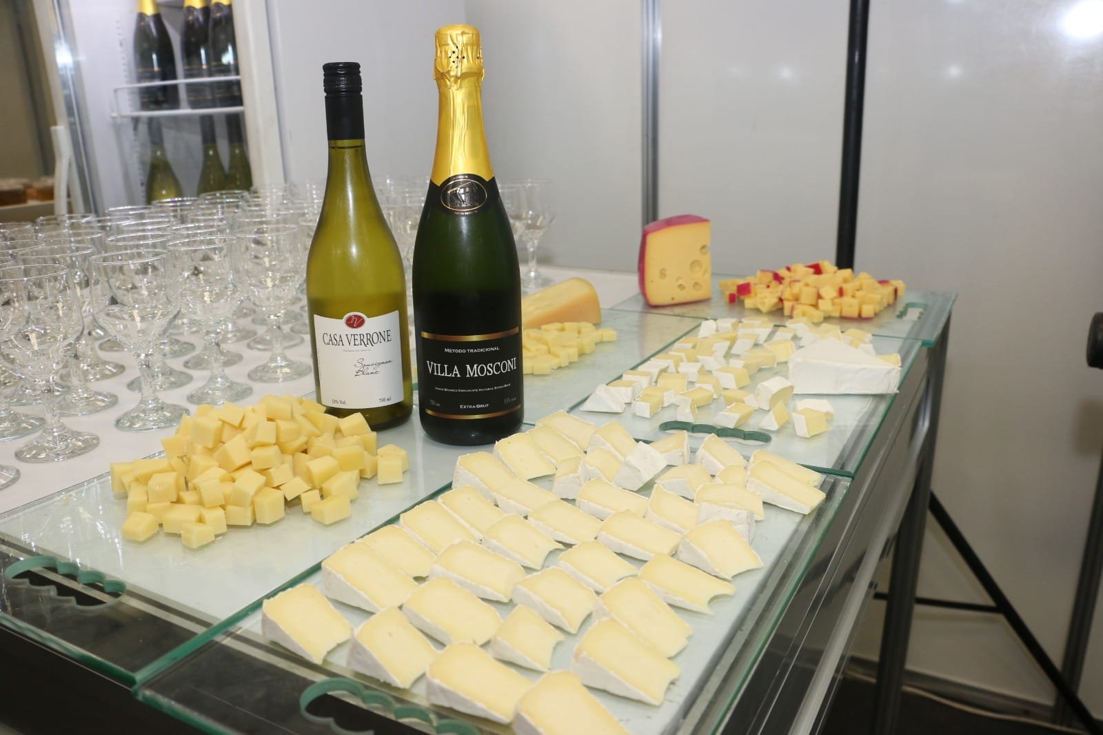 O fim de ano é tradicionalmente marcado por festividades que reúnem pessoas à mesa, em torno de diferentes pratos e decorações