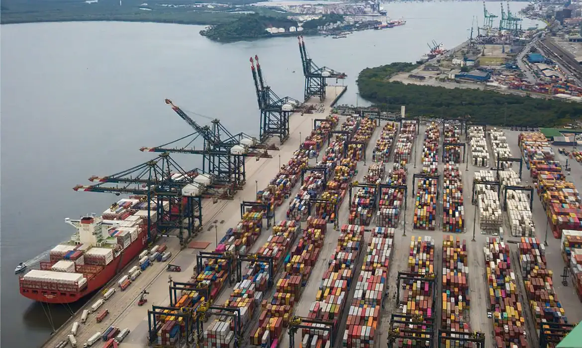 Participação da China nas exportações brasileiras diminuiu este ano 1 A participação da China nas exportações brasileiras caiu de janeiro a novembro deste ano, enquanto as importações do país asiático tiveram