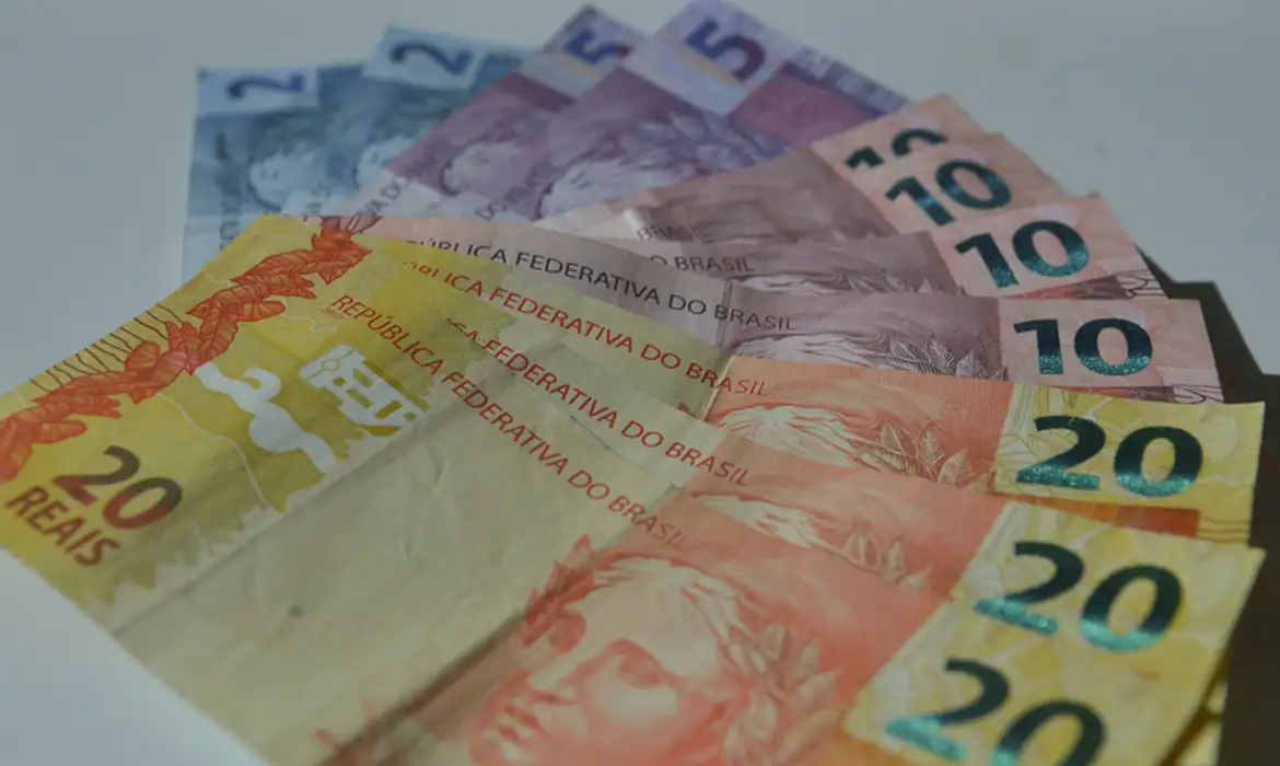 Receitas terão de subir R$ 17,9 bi para atingir déficit zero em 2025