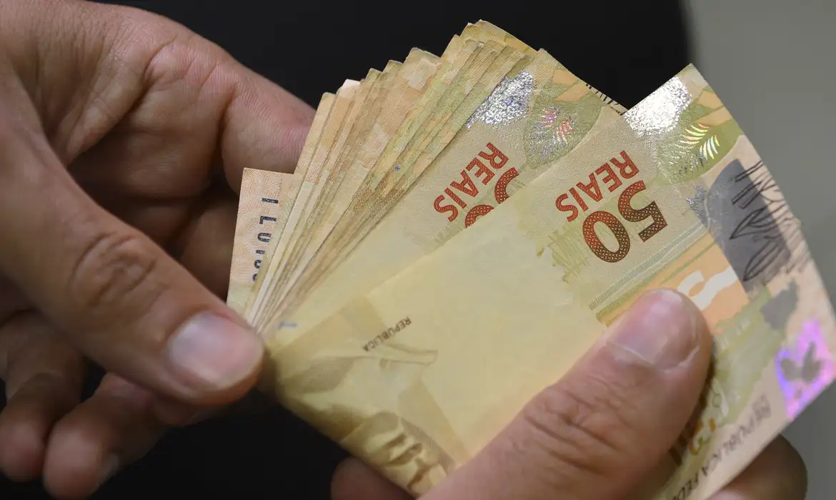 CNC estima injeção de R$ 125,6 bilhões na economia com 13º salário 6 CNC estima injeção de R$ 125,6 bilhões na economia com 13º salário