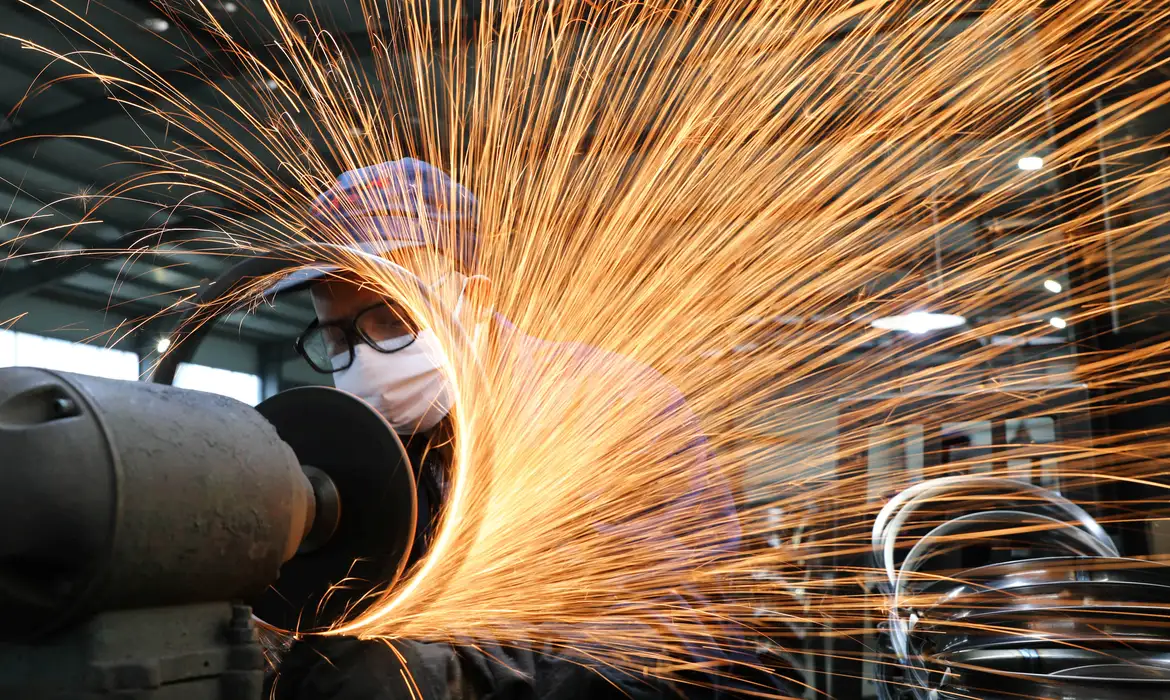 De janeiro a novembro deste ano, o volume da produção de aço bruto no país foi de 31,1 milhões de toneladas (t)