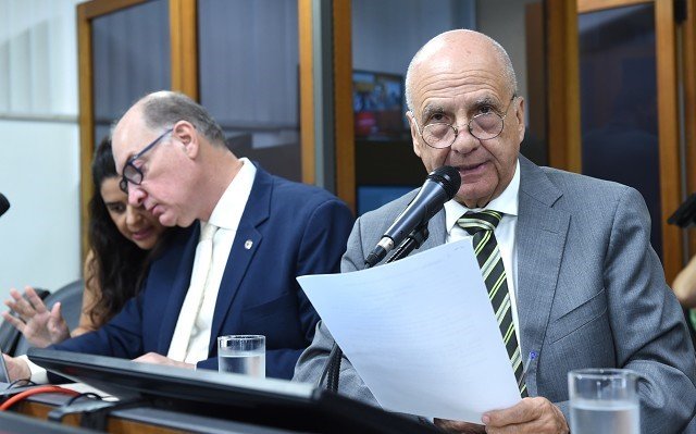 Regulamentação de empresas de controle de pragas vira lei 1 Deputado Arlen Santiago é o autor da legislação, que tem por um de seus objetivos minimizar impactos à saúde trazidos pelo uso de produtos