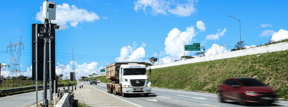 Minas vai ampliar segurança nas rodovias com instalação de mais controladores e redutores eletrônicos de velocidade 1 A licitação e os contratos dos novos equipamentos de controle e de redução de velocidade serão divididos em sete conjuntos aglutinados