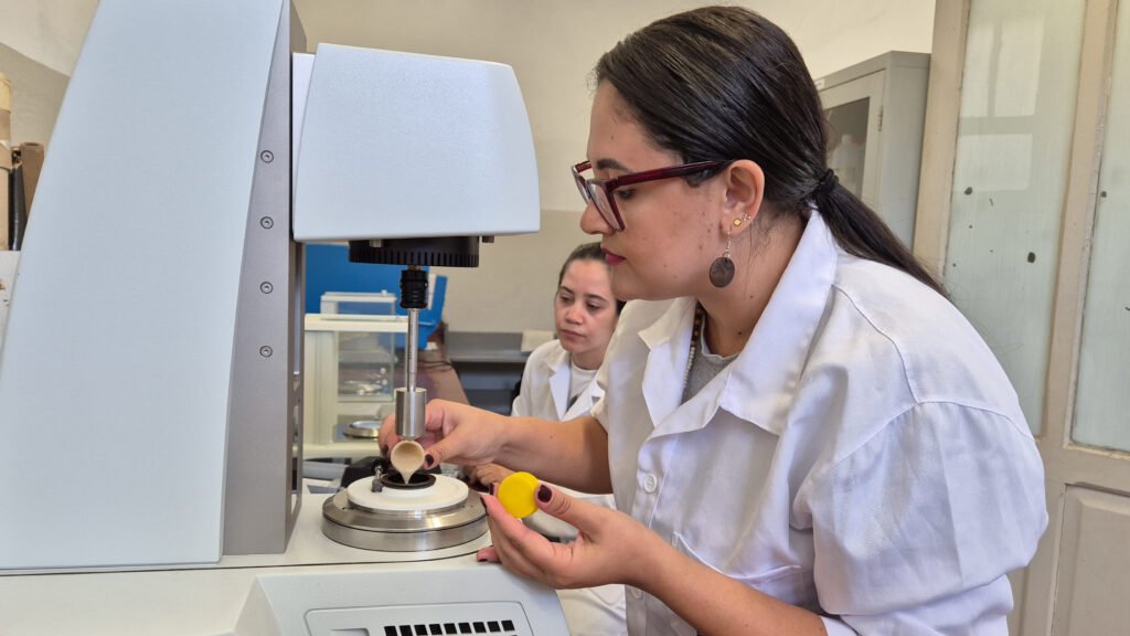 Kely Correa começou a trajetória científica como bolsista da Fapemig e hoje desenvolve estudos sobre leite humano na Epamig