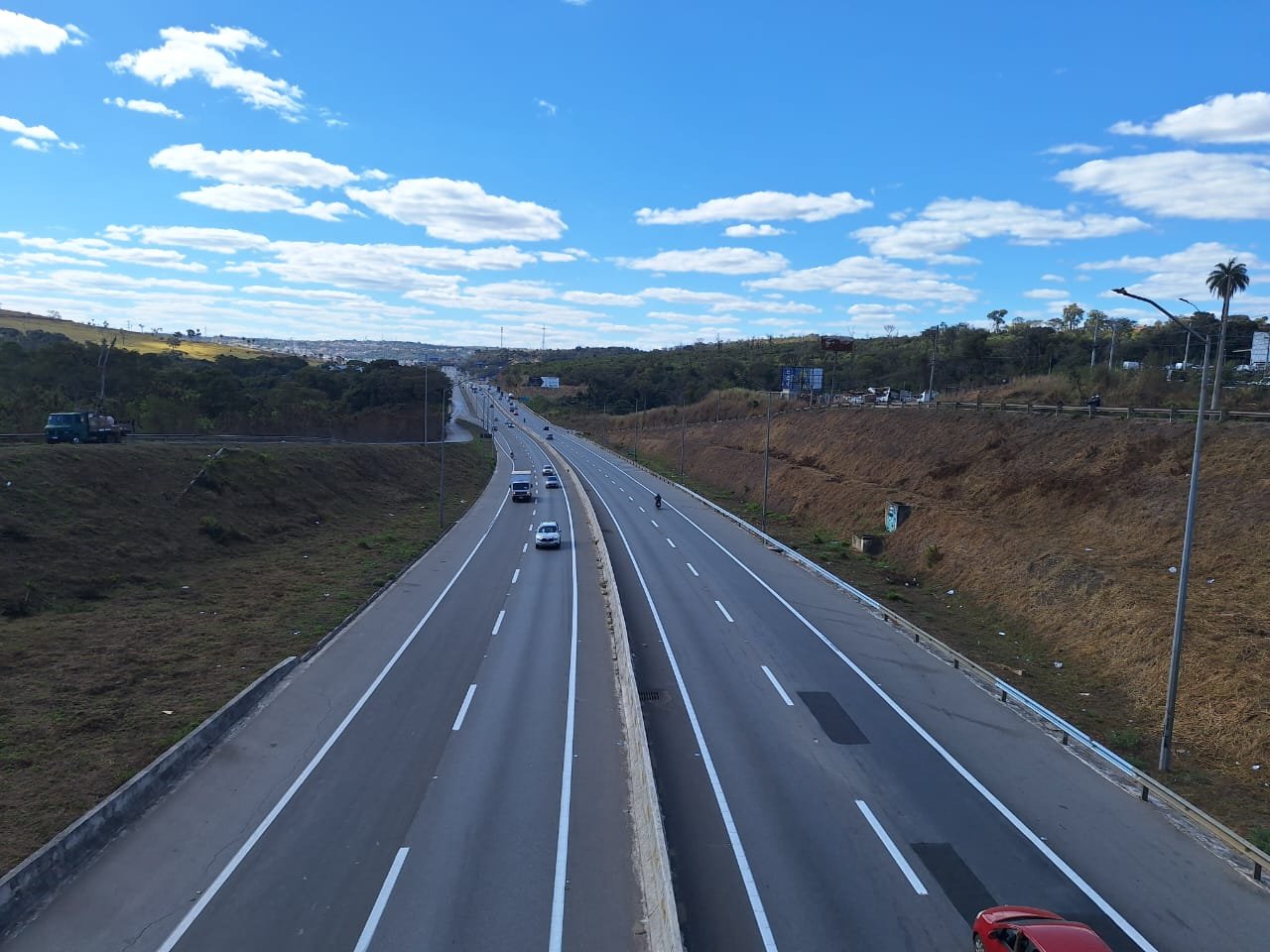 Governo de Minas publica edital de concessão das rodovias do Vetor Norte com foco em melhorias da mobilidade 1 Ao longo do período de contrato de concessão, serão investidos cerca de R$ 5 bilhões para garantir que essas rodovias tenham infraestrutura