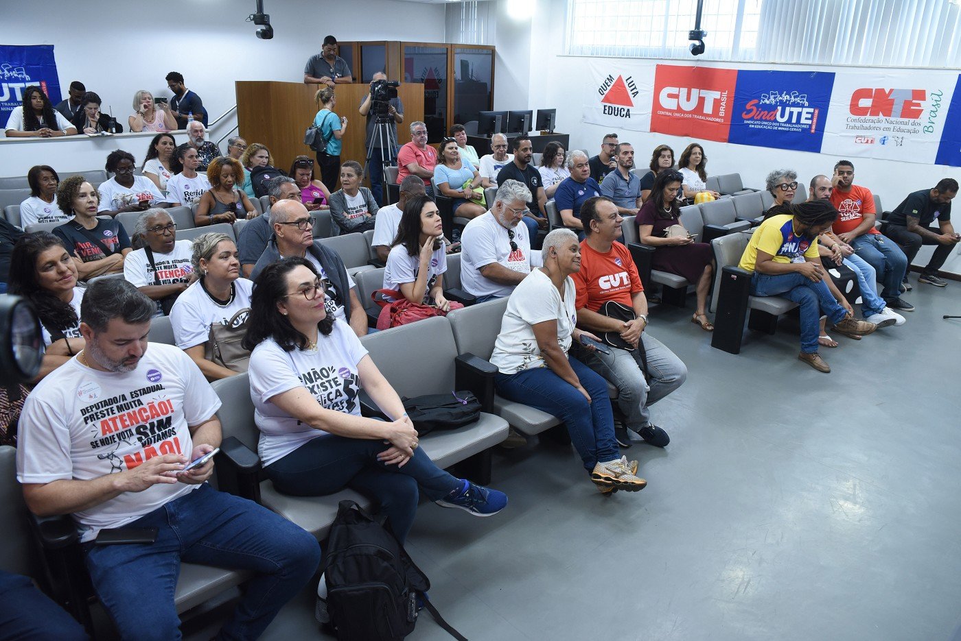 Servidores cobram pagamento de retroativos da educação a aposentados 5 Servidores cobram pagamento de retroativos da educação a aposentados