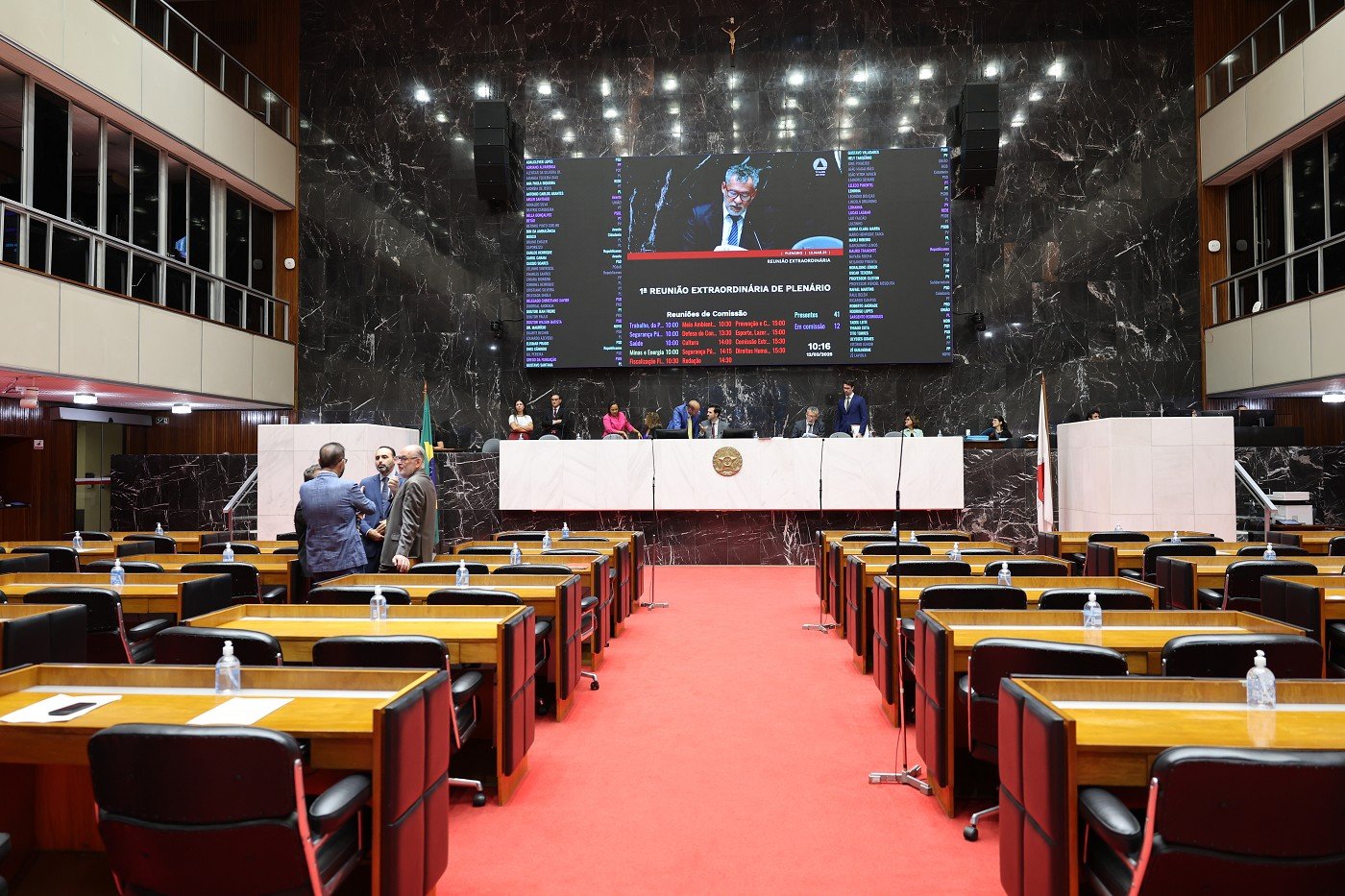 Parlamentares apreciaram uma série de projetos na reunião Extraordinária de Plenário da manhã