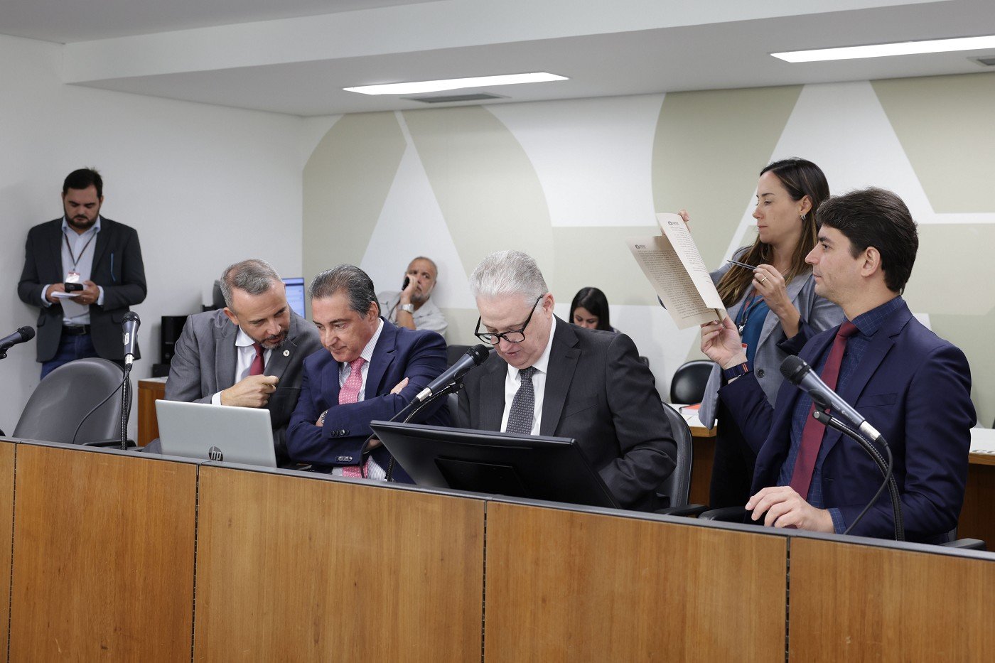 Parecer sobre a Agência Reguladora de Transportes é distribuído 1 A reunião desta segunda-feira da Comissão de Administração Pública se resumiu à distribuição do parecer em avulso