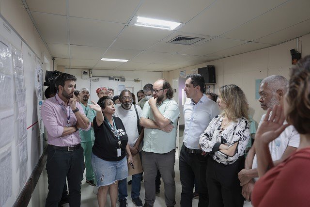 Com pacientes espalhados pelos corredores do João XXIII esperando atendimento, deputados avaliaram situação como caótica e desrespeitosa