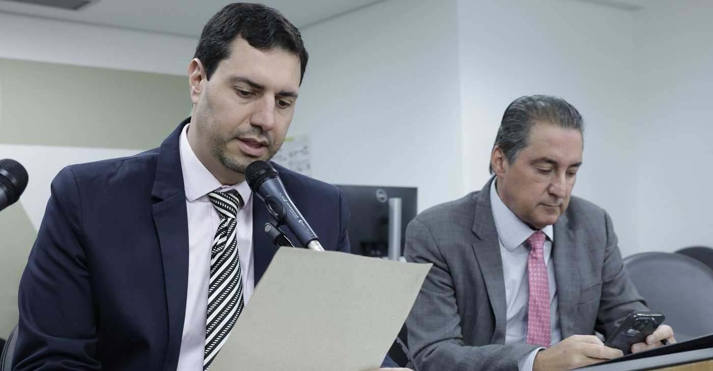 Tito Torres (à esquerda) relatou o veto e opinou pela sua manutenção, acolhendo justificativas apresentadas pelo governador