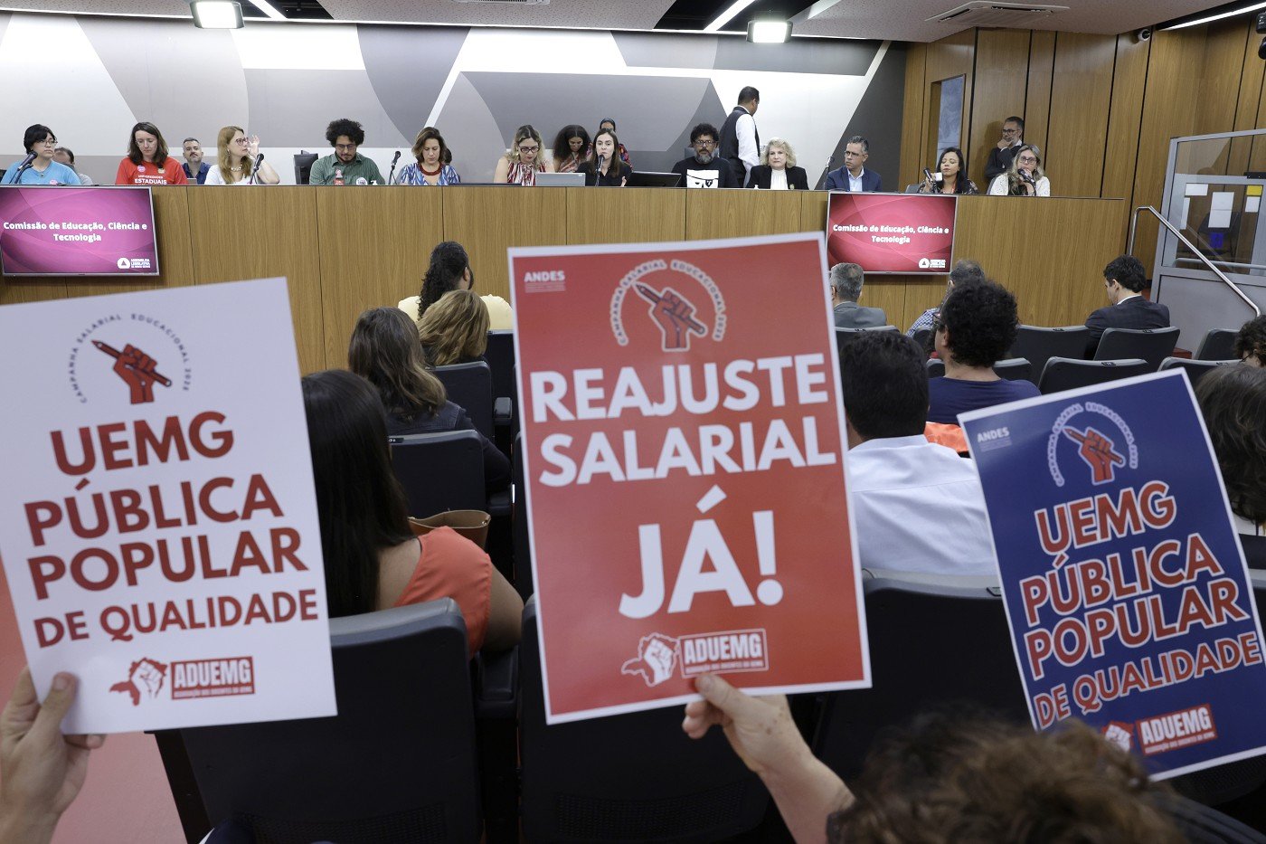 Perdas salariais na Uemg e na Unimontes ultrapassam 70%, segundo sindicalistas 1 Audiência pública da Comissão de Educação é acompanhada por servidores da Unimontes e da Uemg de diferentes regiões do Estado