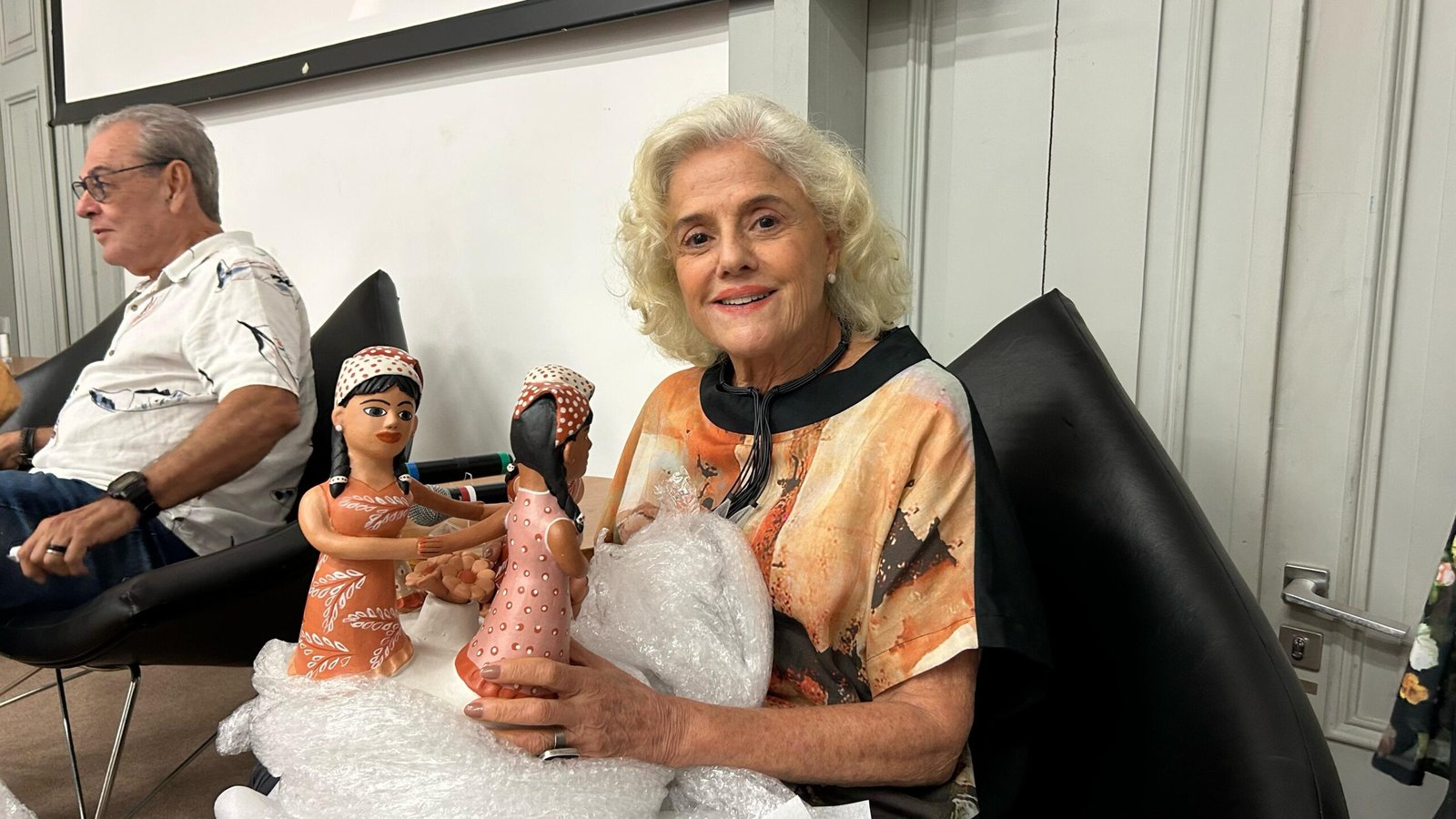 A atriz Marieta Severo, a Dona Nenê, de "A grande família", é colecionadora das peças há décadas e contou ao público sobre sua paixão pelo