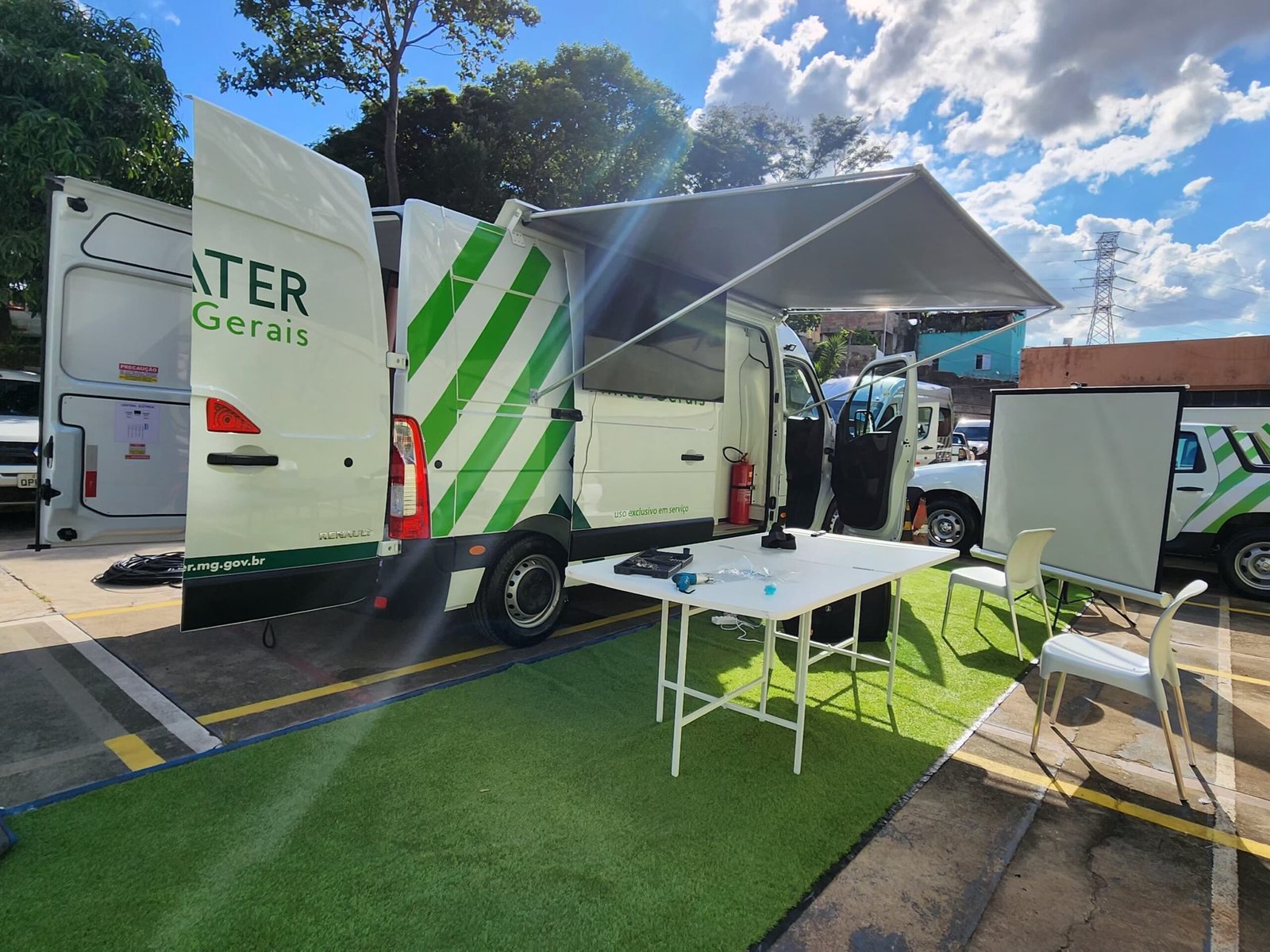 Escritório itinerante garante atendimento da Emater-MG aos produtores rurais da Zona da Mata 1 O veículo conta com estrutura completa para atender os produtores com conforto e eficiência