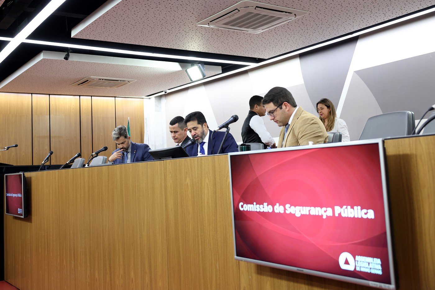 Iniciativa para combater roubo de gado pode ser apreciada em definitivo 1 Projetos discutidos pelos deputados também tratam de atendimento especializado para PcDs em delegacias e acidentes com rede elétrica