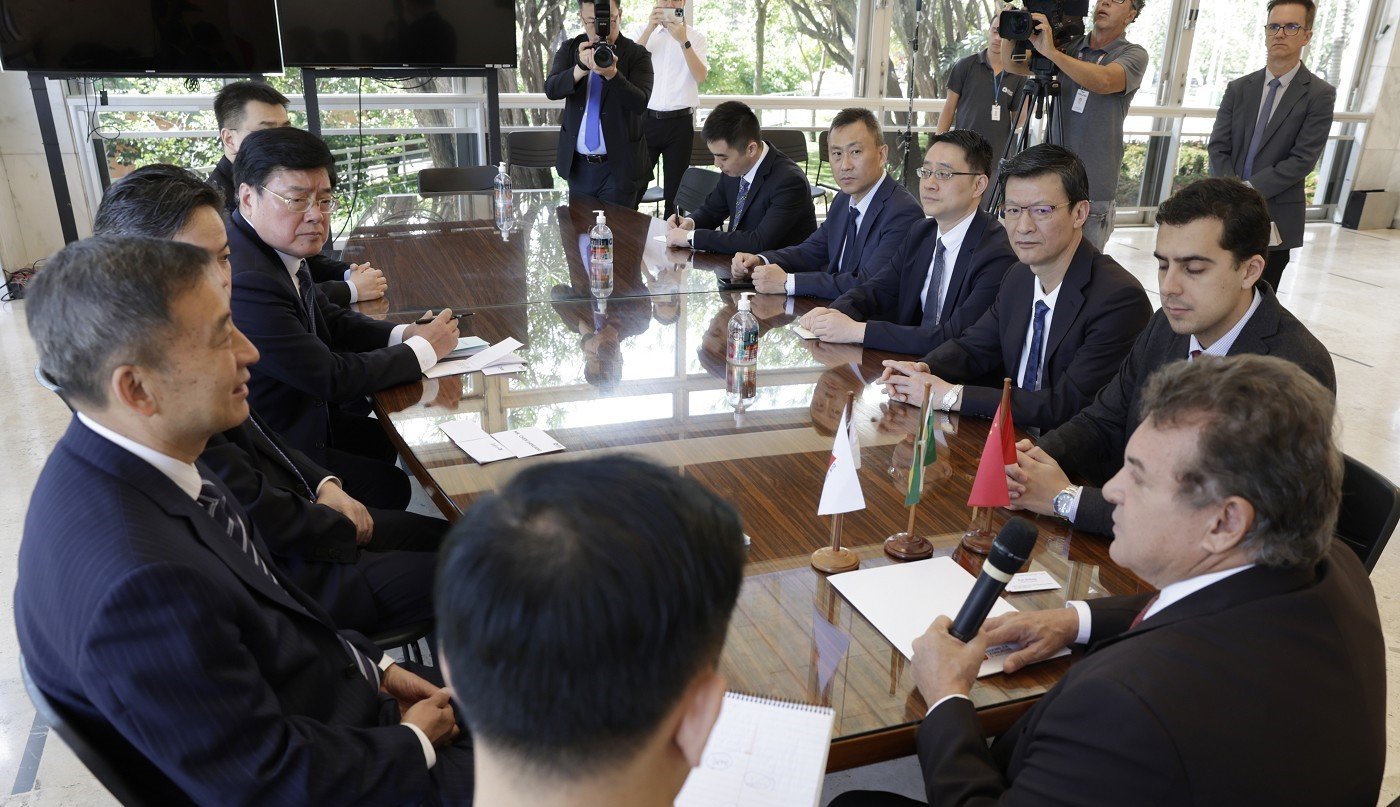 Assembleia recebe visita de delegação chinesa 1 Chineses conversaram com o 2º-secretário, deputado Alencar da Silveira Jr., no Salão Nobre