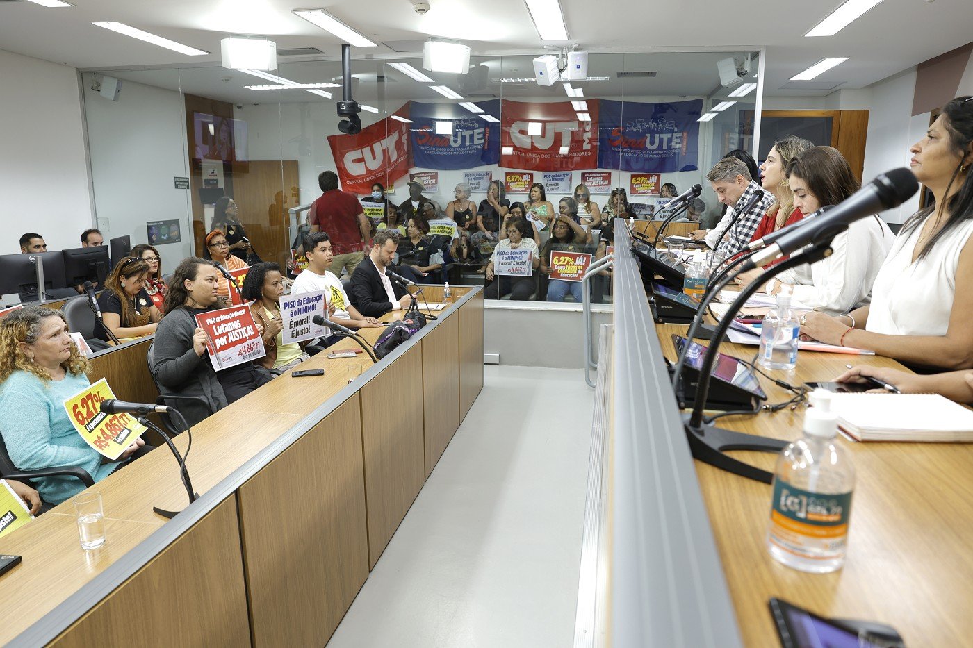 Servidores da educação básica querem reajuste maior do que o proposto pelo governo 1 Governo oferece 5,26%, mas trabalhadores querem 6,27%
