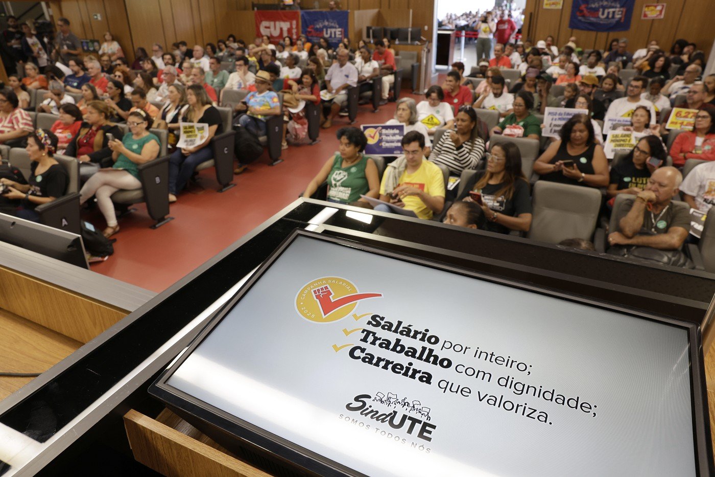 A audiência mobilizou representações sindicais da educação e de outras categorias, que lotaram o Auditório José Alencar e o Espaço