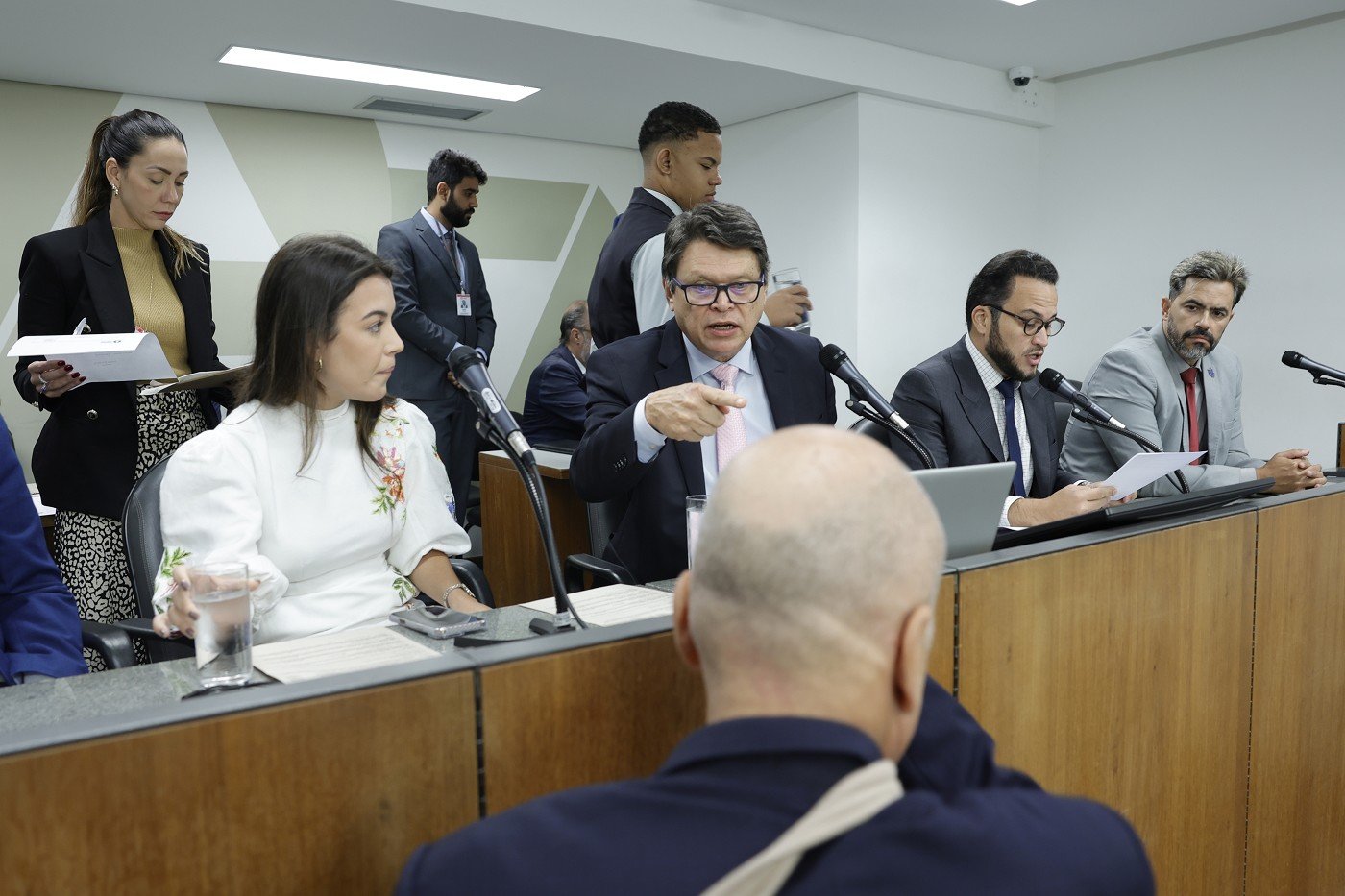 Pronto para o Plenário projeto sobre cuidador de pessoa com deficiência ou com doença grave 1 Projeto do presidente da FFO, Zé Guilherme (C), teve parecer favorável aprovado e está pronto para ser votado no Plenário em 1º turno