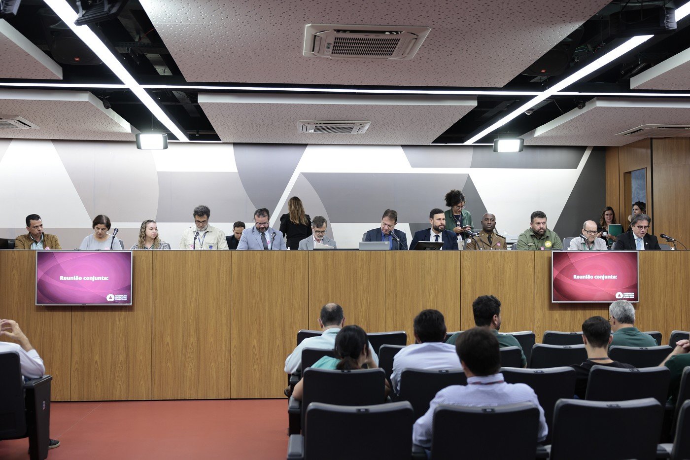 Criação de lei para controle de javalis em Minas é defendida 1 Produtores, gestores públicos e caçadores foram ouvidos em reunião conjunta sobre o manejo de javalis