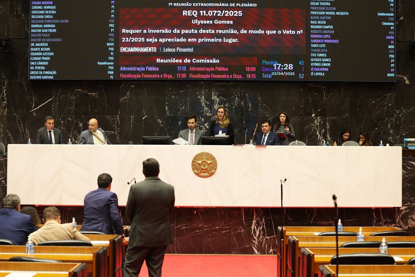 O deputado Noraldino Júnior (C) comemora a derrubada do veto total do governador a projeto de sua autoria aprovado anteriormente no Plenário