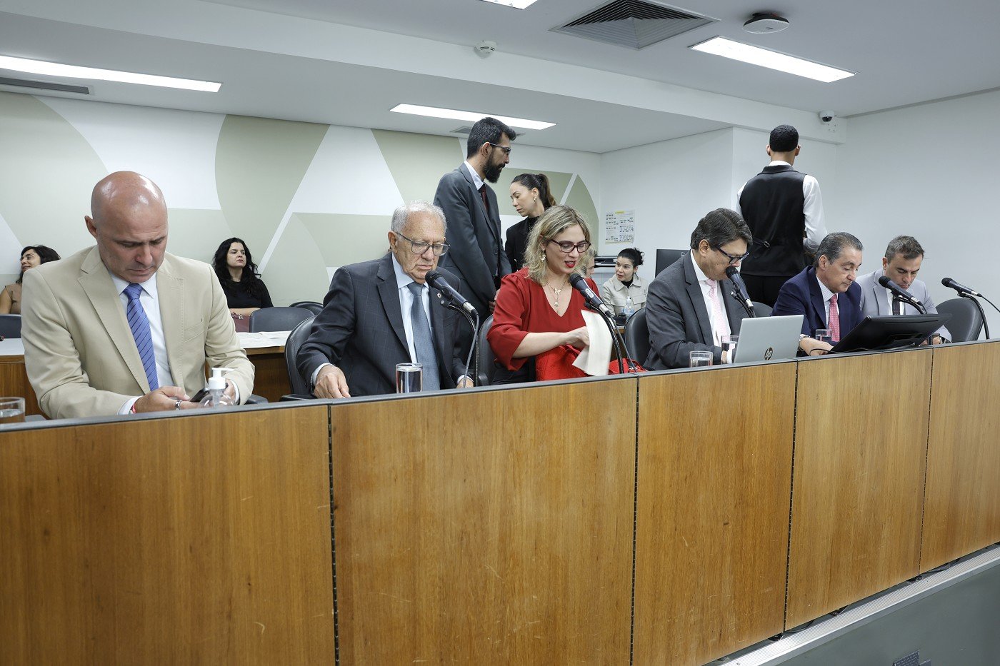 A Comissão de Fiscalização Financeira e Orçamentária analisou os projetos de recomposição salarial nesta segunda-feira (28)
