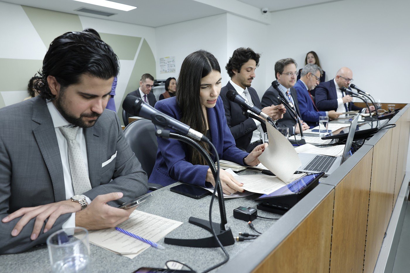 Projeto sobre bloqueadores de celulares em presídios recebe aval da CCJ 1 A Comissão de Constituição e Justiça sugeriu aperfeiçoamentos nos três projetos de lei