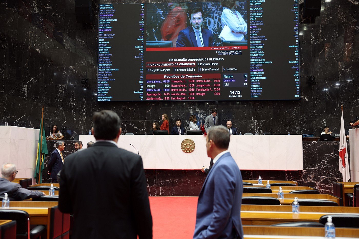 Projeto propõe substituir sinais escolares como alarmes e sirenes por músicas 1 Também foram analisados PLs sobre profissionais da educação vítimas de agressões e sobre acúmulo de bolsas e auxílios educacionais