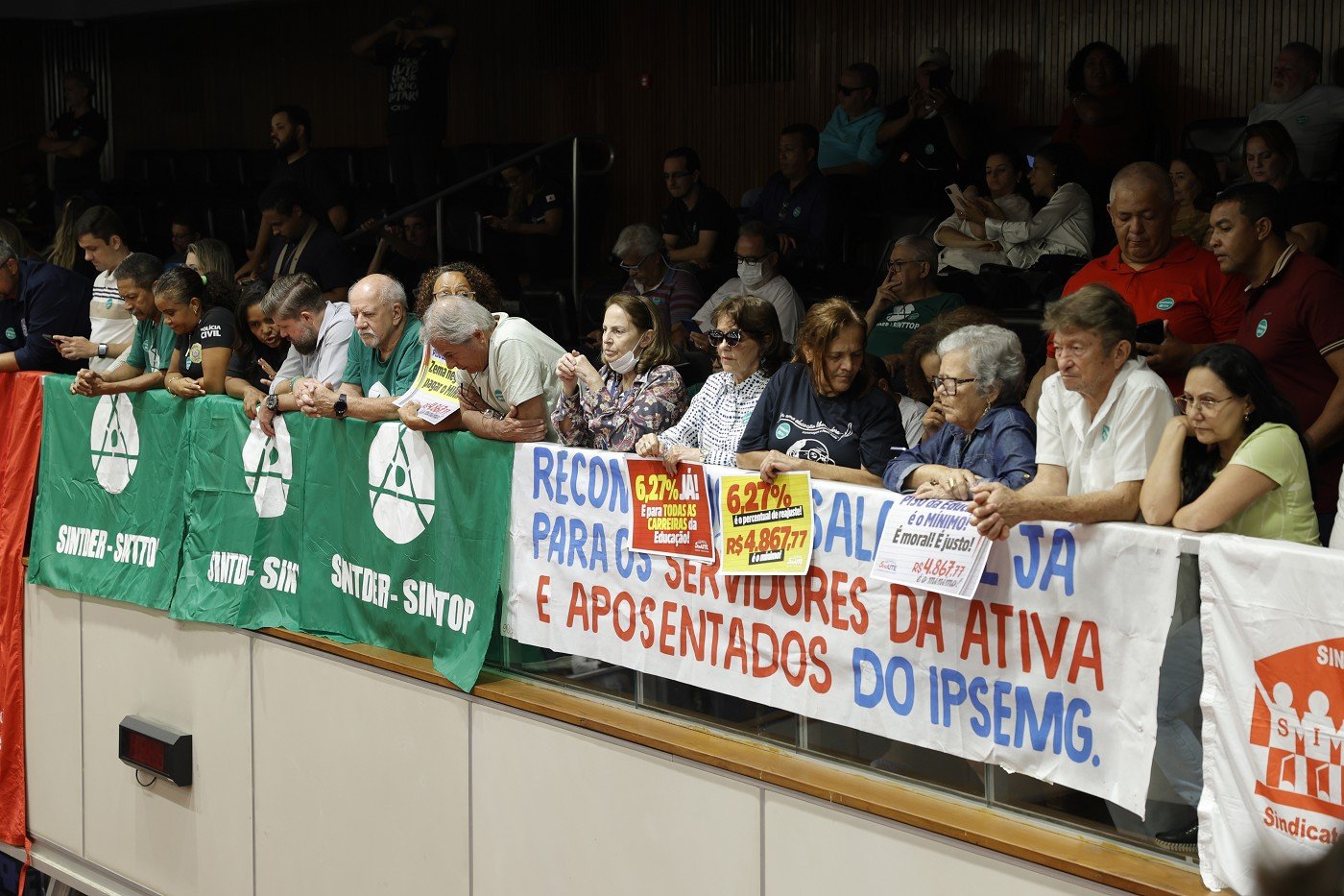Revisão salarial de servidores de Poderes do Estado tem votação concluída na ALMG 1 Servidores acompanharam a votação dos projetos de lei de revisão dos vencimentos nesta terça-feira (29)