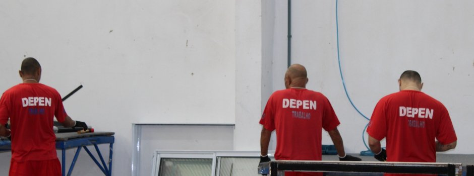 Com foco em industrialização, Presídio de Itajubá capacita 20 detentos para linha de produção de portas e janelas em alumínio 