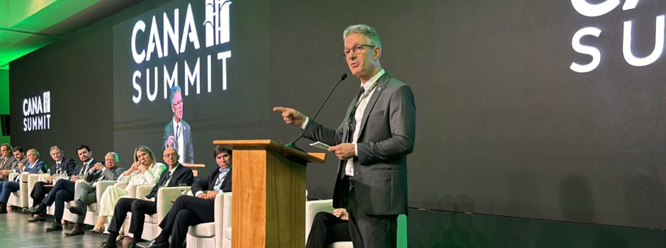 No Cana Summit 2025, governador destaca ações do Estado para fortalecer produtores de cana de açúcar e energia limpa em Minas 1 O governador Romeu Zema participou do Cana Summit 2025, nesta quarta-feira (2/4), em Brasília (DF), evento que reuniu mais de 10 mil