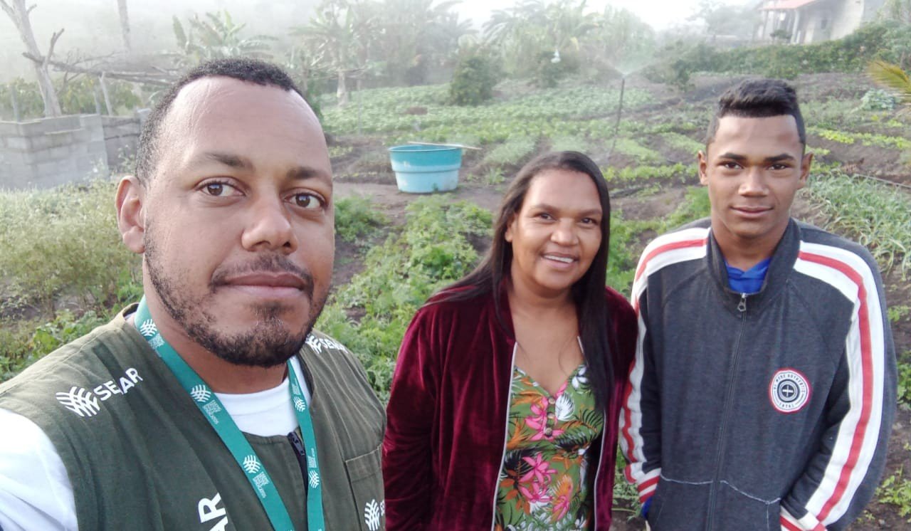 O Técnico de Campo do ATeG Olericultura, a produtora rural Milza Gomes da Silva e o filho Adaílton Lopes dos Santos