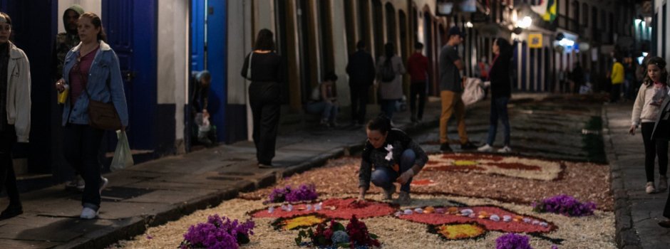 Encenações da Paixão de Cristo, cortejos, missas, procissões, concertos sacros e a confecção dos tradicionais tapetes devocionais mobilizam