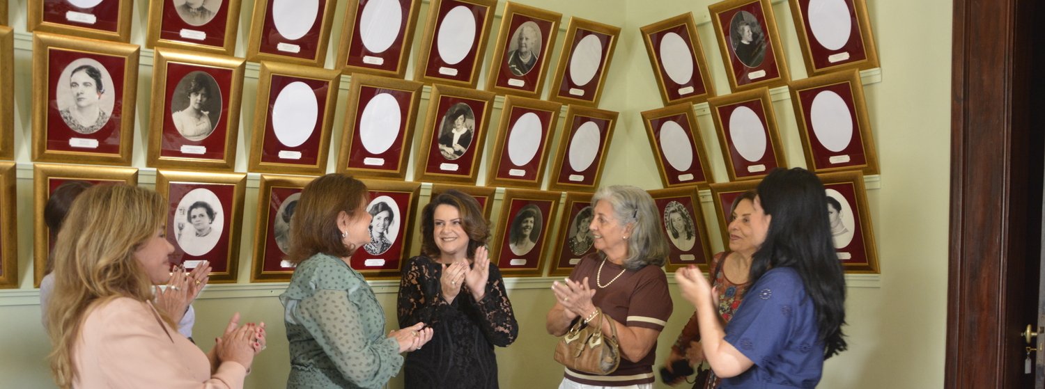 Sala no Palácio da Liberdade revela ausências e homenageia o legado das Primeiras-Damas de Minas Gerais 1 A Sala de Retratos das Primeiras-Damas de Minas Gerais foi inaugurada nesta segunda-feira (7/4), no Palácio da Liberdade