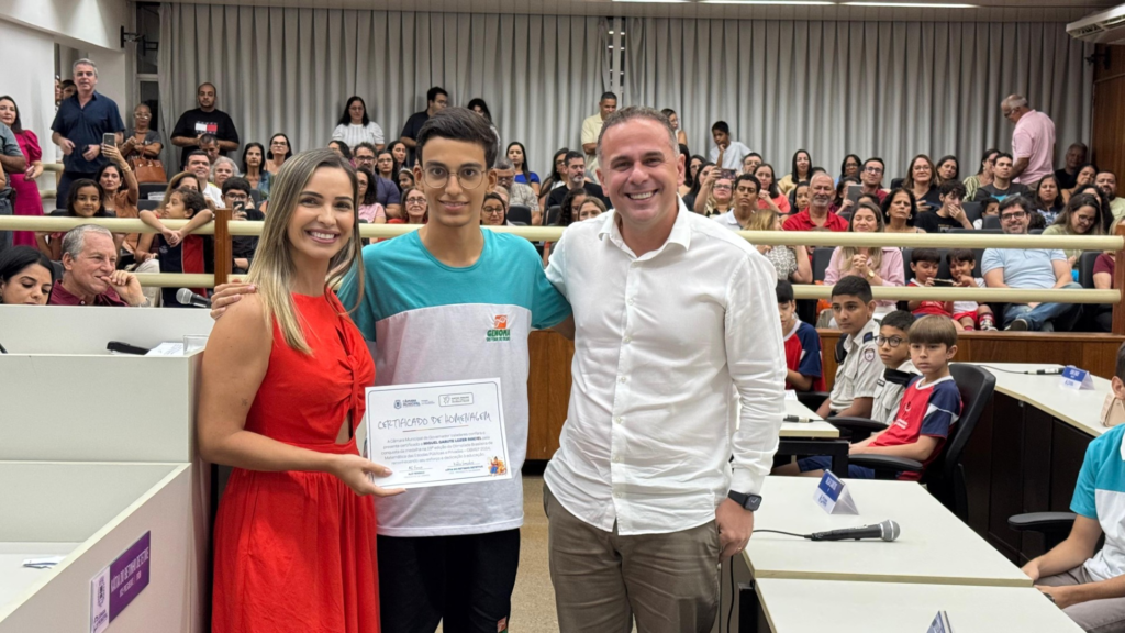 Câmara Municipal homenageia alunos premiados na OBMEP 2024 com solenidade especial no Plenário 1 image 107