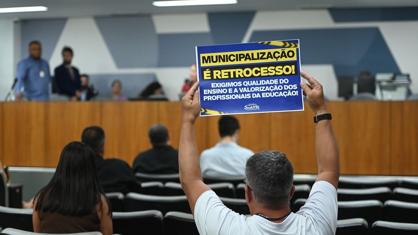 A mais recente de uma série de audiências sobre o Projeto Mãos Dadas, no final de abril, abordou a precarização da educação no Município