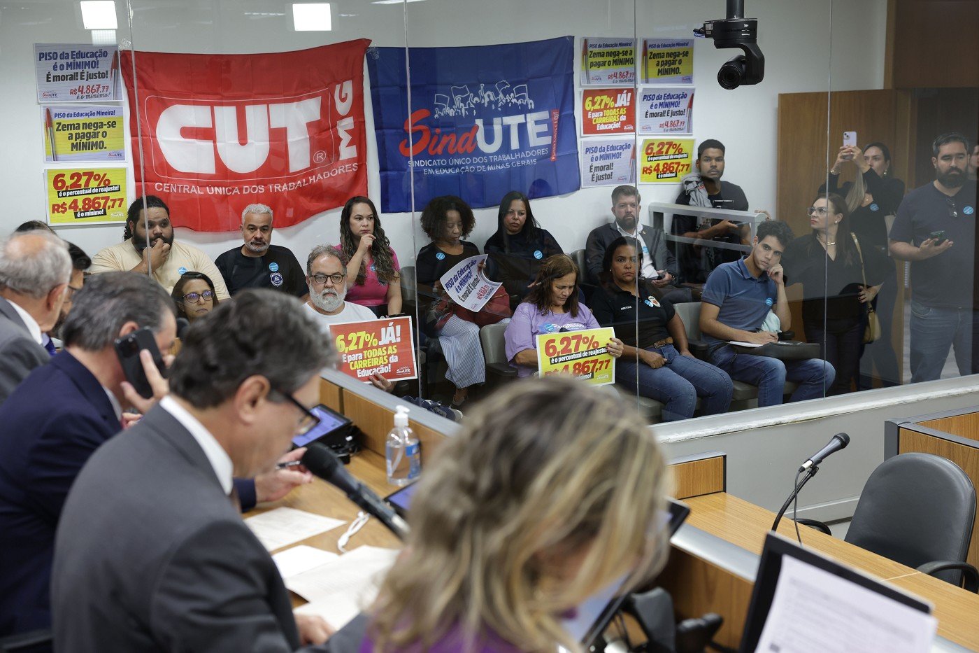 Reajuste da educação pode ser votado de forma definitiva nesta quarta 1 Leitura do parecer feita pelo presidente da comissão foi acompanhada por servidores